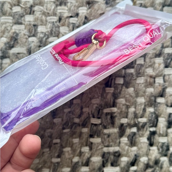 iPhone 15 square Glitter case w/ wrist strap. NWT - Picture 2 of 4